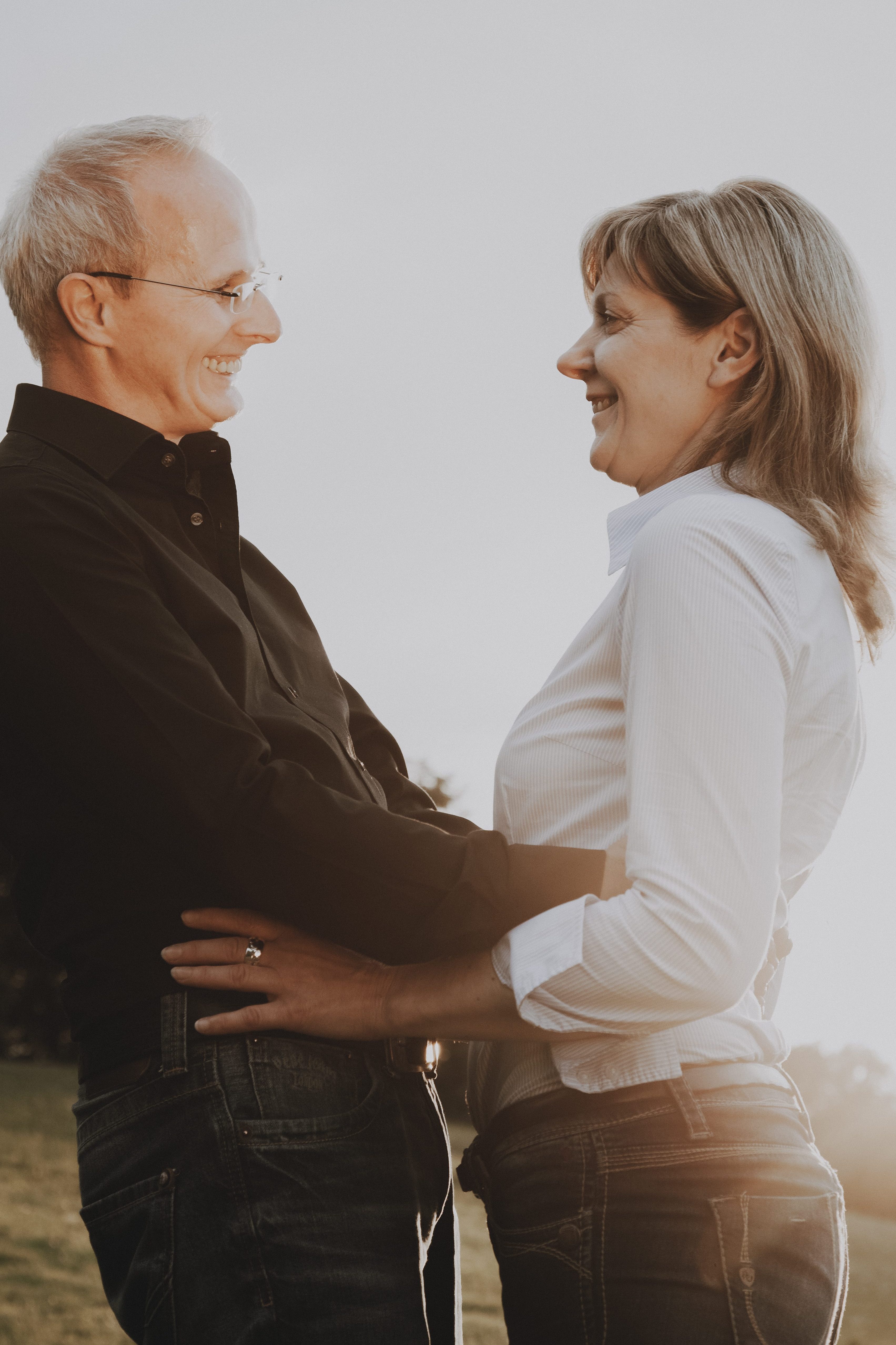Fotograf Leverkusen, Bergisches Land, Rheinland, Köln & Umgebung - Fotoshooting - Paarshooting - Portraitshooting - Hochzeitsshooting - Schwangerschaftsshooting - Babyshooting - Familienshooting - natürlich & in der Natur - Reportage Reportage und Portrait: Fotograf / Fotografin in Leverkusen, Bergisches Land, Bergisch Gladbach, Opladen, Rheinland, Köln, Leichlingen, Solingen, Monheim, Düsseldorf, Hochzeitsfotograf Hochzeitsfotografin, Hochzeitsseason 2022 Hochzeit 2023 Brautpaarshooting, styled shooting, Babybauchfotograf, Schwangerschaftsfotograf, Paarfotograf, Babyfotograf, Paarfotografin, Babyfotografin, Babybauchshooting, Paarshooting, Coupleshoot, Coupleshooting, Engagementshoot, Verlobungsshooting, Hochzeitsshooting, Portraitshooting, Beautyshooting, Brautpaarshooting, Leverkusen, Schlebusch, Opladen, Wiesdorf, Bergisch Neukirchen, Lützenkirchen, Quettingen, Hitdorf, Rheindorf, authentisch, natürlich, unkompliziert mit Wohlfühlfaktor, romantisch, boho, Bohemian, retro, moderne Bearbeitung, blass und creme, moody, beige, beste Bewertung, beste Fotografin, kurzfristige Termine, flexibel.
