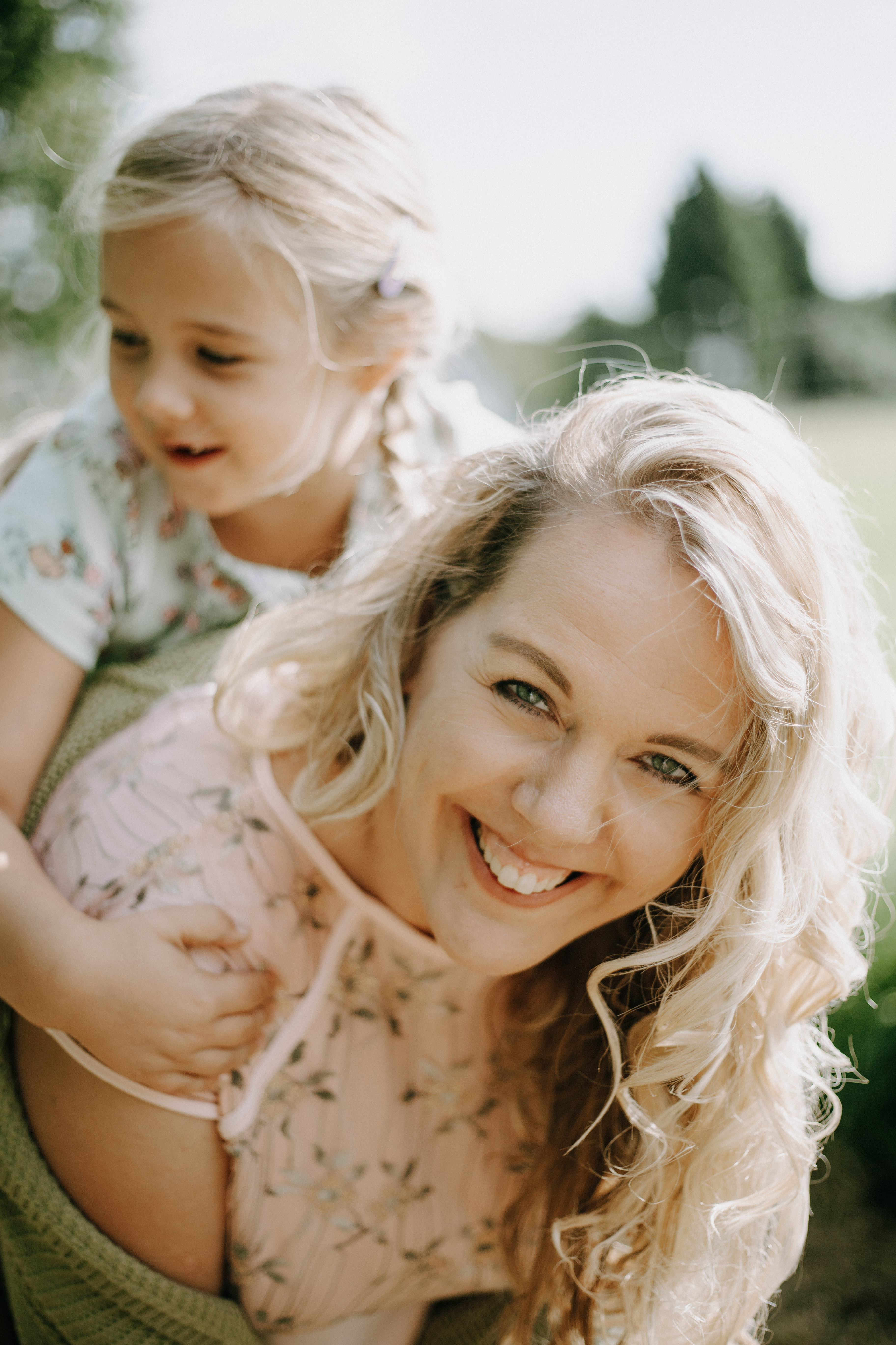 Fotograf Leverkusen, Bergisches Land, Rheinland, Köln & Umgebung - Fotoshooting - Paarshooting - Portraitshooting - Hochzeitsshooting - Schwangerschaftsshooting - Babyshooting - Familienshooting - natürlich & in der Natur - Reportage Reportage und Portrait: Fotograf / Fotografin in Leverkusen, Bergisches Land, Bergisch Gladbach, Opladen, Rheinland, Köln, Leichlingen, Solingen, Monheim, Düsseldorf, Hochzeitsfotograf Hochzeitsfotografin, Hochzeitsseason 2022 Hochzeit 2023 Brautpaarshooting, styled shooting, Babybauchfotograf, Schwangerschaftsfotograf, Paarfotograf, Babyfotograf, Paarfotografin, Babyfotografin, Babybauchshooting, Paarshooting, Coupleshoot, Coupleshooting, Engagementshoot, Verlobungsshooting, Hochzeitsshooting, Portraitshooting, Beautyshooting, Brautpaarshooting, Leverkusen, Schlebusch, Opladen, Wiesdorf, Bergisch Neukirchen, Lützenkirchen, Quettingen, Hitdorf, Rheindorf, authentisch, natürlich, unkompliziert mit Wohlfühlfaktor, romantisch, boho, Bohemian, retro, moderne Bearbeitung, blass und creme, moody, beige, beste Bewertung, beste Fotografin, kurzfristige Termine, flexibel.