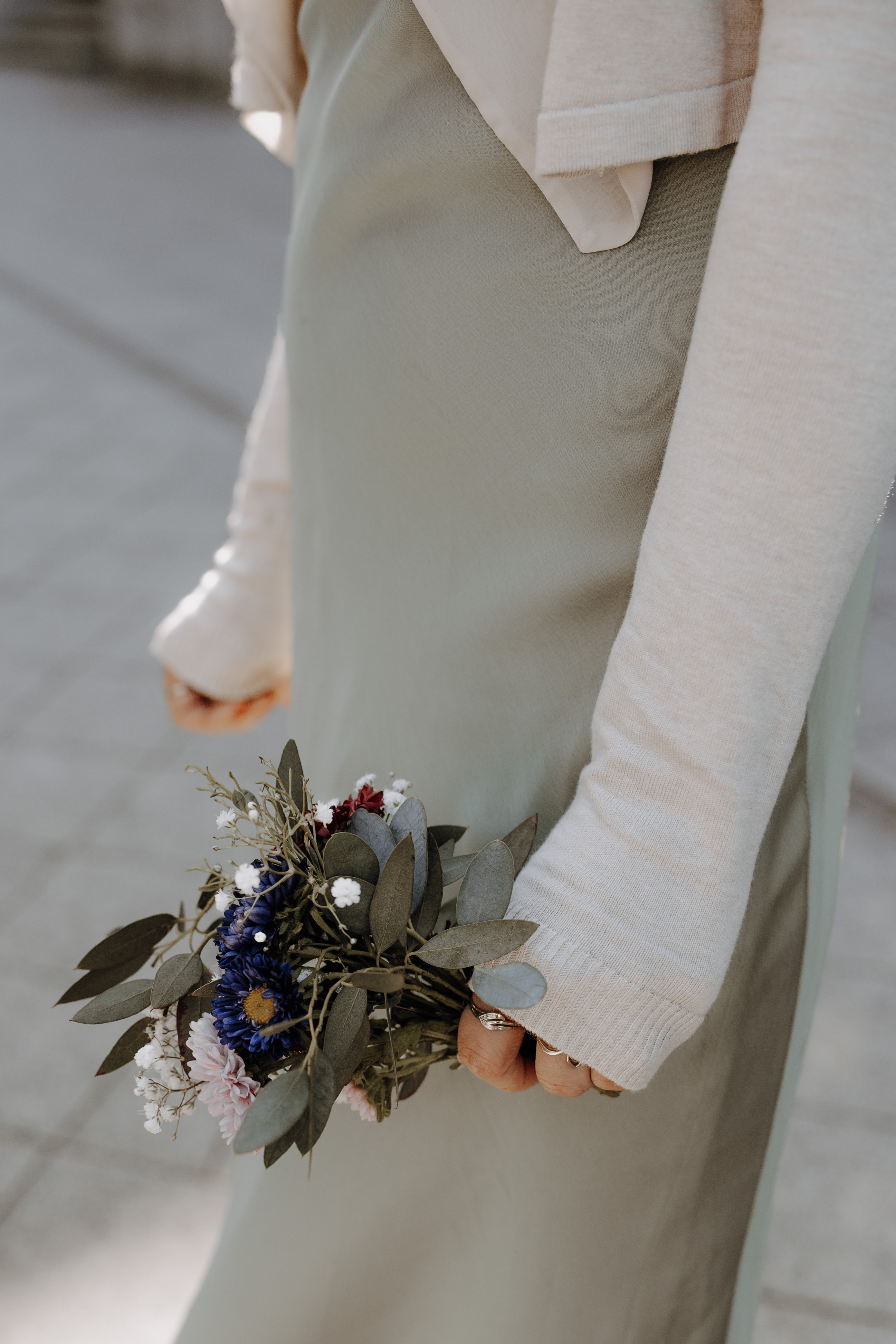 und Portrait: Fotograf / Fotografin in Leverkusen, Bergisches Land, Bergisch Gladbach, Opladen, Rheinland, Köln, Leichlingen, Solingen, Monheim, Düsseldorf, Hochzeitsfotograf Hochzeitsfotografin, Hochzeitsseason 2022 Hochzeit 2023 Brautpaarshooting, styled shooting, Paarfotograf, Babyfotograf, Paarfotografin, Babyfotografin, authentisch, natürlich, unkompliziert mit Wohlfühlfaktor, romantisch, boho, Bohemian, retro, moderne Bearbeitung, blass und creme, moody, beige, beste Bewertung, beste Fotografin, kurzfristige Termine, flexibel.