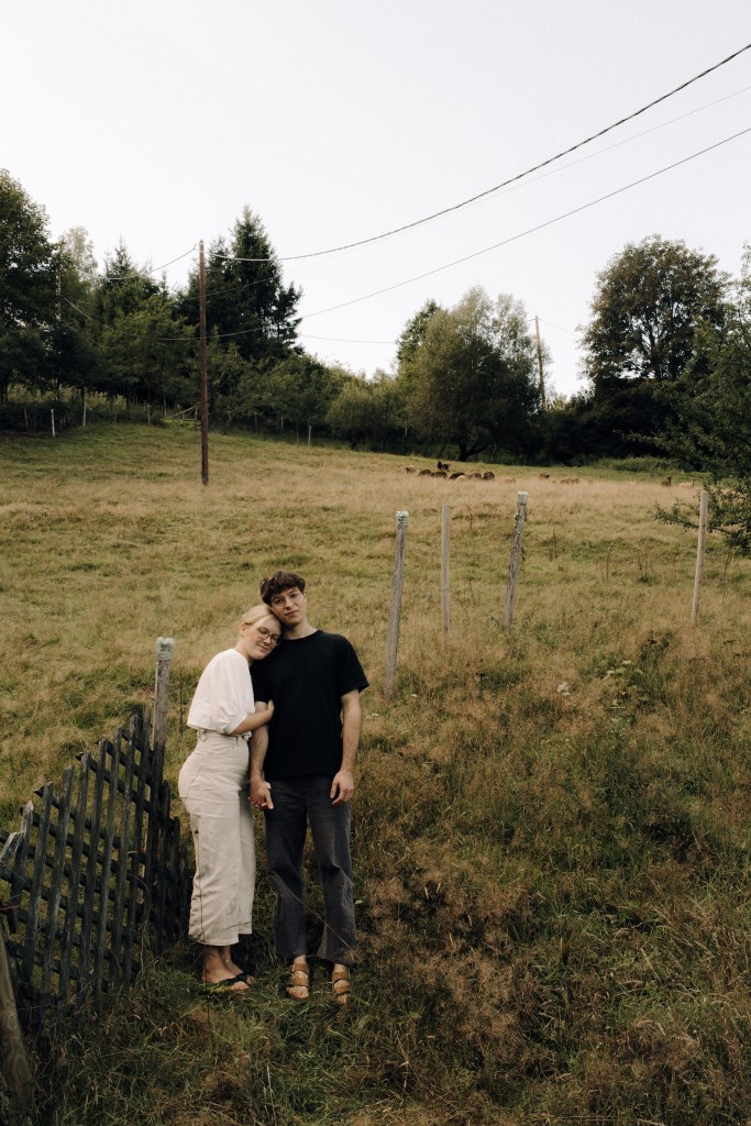 HochzeitsFotografin in Leverkusen | minimal. natürlich. emotional. kreativ. clean. warm. modern. nostalgisch | Babybauch-, Paar-, Baby Shootings. Hochzeitsfotografin Leverkusen | Hochzeitsfotografin Leverkusen | Neugeborenenfotografie | Babyfotografie | Schwangerschaftsfotografie | Schwangerschaftsshooting | Babybauch | Pregnany Announcement | Schwangerschaftsankündigung | Neugeborenenshooting | Babybauchshooting | Babyshooting | Paarshooting | Verlobungsshooting | Brautpaarshooting | Hochzeitsfotografie | Hochzeitsshooting | Freundinnenshooting | Portraitfotografie | Portraitshooting | Homeshooting | Shooting draußen Shooting mit natürlichem Licht | Outdoorshooting | Outdoorfotografie | Junggesellinnenshooting | familienfreundliche Fotografin | Fotografin Leverkusen | Homestory | natürliche Fotos | natürliche Babyfotos | natürliche Schwangerschaftsfotos | natürliche Portraitfotos | natürliche Paarfotos | schneller Termin | unkomplizierter Fotograf | Boho Stil | natürliches Licht | Homestory | Reportage | Shooting | Fotoshooting | Rabatt | Aktion | FrühlingsSpecial | sympathische Fotografin | Fotograf Leverkusen | Fotografin Leverkusen | Fotograf Köln | Fotograf Rheinland | Fotograf NRW | Fotograf – Rheinland – NRW – Bergisches Land – Raum Köln – Raum Düsseldorf – Langenfeld – Reusrath – Opladen – Leverkusen – Leichlingen – Monheim – Bergisch Gladbach – Baumberg – Richrath – Leverkusen Schlebusch – Leverkusen Lützenkirchen – Leverkusen Wiesdorf – Leverkusen Mitte – neue Bahnstadt Opladen – Leverkusen Wiesdorf – Leverkusen Manford – Leverkusen Hitdorf – Leverkusen Küppersteg – Leverkusen Bürrig – Leverkusen Quettingen – Leverkusen Bergisch Neukirchen – Leverkusen Steinbüchel – Leverkusen Alkenrath | annifoto.com | ANNIKA JANA Ronsdorf | ANNIKA JANA Philippsen | moderne Fotografie | Fotos für die Ewigkeit | qualitativ hochwertige Fotos | Photoshooting | Photografie | AnniFoto | Hochzeitsfotografin | Fotografin für Babybauch | Fotografin für Babybäuche | Fotografin für Paare | und Portrait: Fotograf / Fotografin in Leverkusen, Bergisches Land, Bergisch Gladbach, Opladen, Rheinland, Köln, Leichlingen, Solingen, Monheim, Düsseldorf, Hochzeitsfotograf Hochzeitsfotografin, Hochzeitsseason 2024 Hochzeit 2025 Brautpaarshooting, styled shooting, Paarfotograf, Babyfotograf, Paarfotografin, Babyfotografin, authentisch, natürlich, unkompliziert mit Wohlfühlfaktor, romantisch, boho, Bohemian, retro, moderne Bearbeitung, blass und creme, moody, beige, beste Bewertung, beste Fotografin, kurzfristige Termine, flexibel. Hochzeitsfotograf. Hochzeitsfotografin Leverkusen. Hochzeitsfotografie Leverkusen. minimalistische Hochzeitsfotografie Leverkusen. Minimalistische Hochzeitsfotografin Leverkusen. Natürliche Hochzeitsfotografin Leverkusen. Natürlicher Hochzeitsfotograf Leverkusen. Emotionale Fotografie Leverkusen. Romantische Hochzeitsfotografin Leverkusen. Authentische Hochzeitsfotografie Leverkusen. Cleane Bearbeitung Fotos Leverkusen. Minimalistische Bearbeitung Hochzeitsfotografie Leverkusen. Hochzeitsfotograf Leverkusen. Hochzeitsfotografin Leverkusen. sympathischer Hochzeitsfotograf Leverkusen. Moderner Hochzeitsfotograf Leverkusen. 